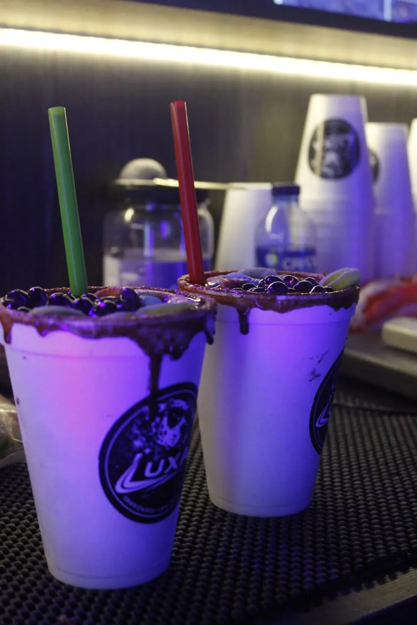 Dos granizados LUXA con borde de chamoy, perlas y gomitas